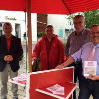 Mit der Broschüre "GESAGT-GETAN-GERECHT" vom SPD-Bundestagsfraktion haben die Genossen aus Illertissen die Bürger über die Umgesetzten Maßnahmen aus dem SPD Wahlprogramm 2013 informiert.